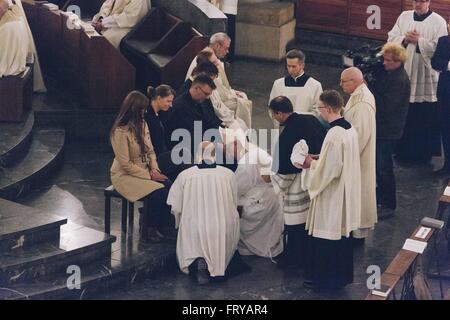 Berlin, Deutschland. 24. März 2016. Erzbischof Dr. HEINER KOCH Waschen der Füße einer Frau während das traditionelle Ritual der Fußwaschung am Gründonnerstag-Messe in der St.-Hedwigs Kathedrale, Berlin. Ursprünglich war der Ritus auf zwölf Männer durchgeführt. Papst Francis hat erklärt, dass von nun an Frauen in Zeremonien der Fußwaschung am Gründonnerstag aufgenommen werden sollen. Bildnachweis: Jan Scheunert/ZUMA Draht/Alamy Live-Nachrichten Stockfoto