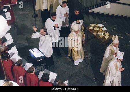 Berlin, Deutschland. 24. März 2016. Erzbischof Dr. HEINER KOCH betreten der Kathedrale vor dem traditionellen Fußwaschung Ritual am Gründonnerstag-Messe in der St.-Hedwigs Kathedrale, Berlin. Ursprünglich war der Ritus auf zwölf Männer durchgeführt. Papst Francis hat erklärt, dass von nun an Frauen in Zeremonien der Fußwaschung am Gründonnerstag aufgenommen werden sollen. Bildnachweis: Jan Scheunert/ZUMA Draht/Alamy Live-Nachrichten Stockfoto