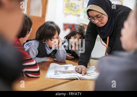 Gaza. 24. März 2016. Palästinensische Lehrer Hiba al-shurfa(R), Down-Syndrom leidet, gibt eine Lektion zu Kindern mit Down-Syndrom während des Unterrichts auf das "Recht auf Leben Gesellschaft", eine palästinensische Nichtregierungs-Organisation spezialisiert auf Pflege für mehr als 400 palästinensische Kinder mit Down-Syndrom im Gaza-Streifen. © Wissam Nassar/Xinhua/Alamy Live-Nachrichten Stockfoto