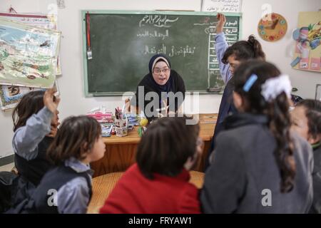 Gaza. 24. März 2016. Palästinensische Lehrer Hiba al-shurfa(C), Down-Syndrom leidet, gibt eine Lektion zu Kindern mit Down-Syndrom während des Unterrichts auf das "Recht auf Leben Gesellschaft", eine palästinensische Nichtregierungs-Organisation spezialisiert auf Pflege für mehr als 400 palästinensische Kinder mit Down-Syndrom im Gaza-Streifen. © Wissam Nassar/Xinhua/Alamy Live-Nachrichten Stockfoto