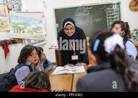 Gaza. 24. März 2016. Palästinensische Lehrer Hiba al-shurfa(C), Down-Syndrom leidet, gibt eine Lektion zu Kindern mit Down-Syndrom während des Unterrichts auf das "Recht auf Leben Gesellschaft", eine palästinensische Nichtregierungs-Organisation spezialisiert auf Pflege für mehr als 400 palästinensische Kinder mit Down-Syndrom im Gaza-Streifen. © Wissam Nassar/Xinhua/Alamy Live-Nachrichten Stockfoto