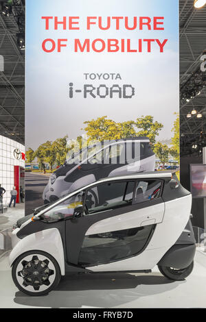 Manhattan, New York, USA. 23. März 2016. Das Toyota i-Straße dreirädrigen Zweisitzer vollelektrische Fahrzeug ist auf dem Display an der New York International Auto Show 2016, im Jacob Javits Center. Diese Autositze die beiden Menschen im Tandem. Dies war Press Preview Day eines quickly, und die Messe wird für zehn Tage, vom 25. März bis 3. April für die Öffentlichkeit zugänglich sein. © Ann Parry/ZUMA Draht/Alamy Live News Stockfoto