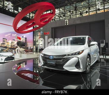 Manhattan, New York, USA. 23. März 2016. 2017 Prime Toyota Prius plug-in Hybrid wurde auf der New York International Auto Show 2016, im Jacob Javits Center vorgestellt. Dies war Press Preview Day eines quickly, und die Messe wird für zehn Tage, vom 25. März bis 3. April für die Öffentlichkeit zugänglich sein. © Ann Parry/ZUMA Draht/Alamy Live News Stockfoto