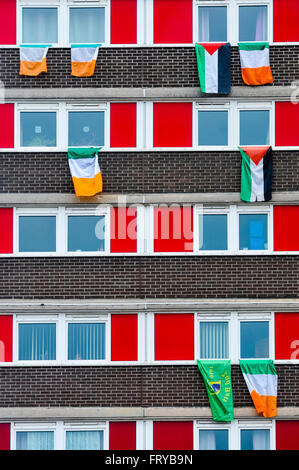 Belfast, Nordirland. 24. März 2015 - verschiedene Flags (einschließlich irischen dreifarbig, palästinensische Fahnen und IRA D Firma Fahnen), Bunting und Plakate in West Belfast vor dem 100. Jahrestag der irischen Osteraufstand angezeigt. Bildnachweis: Stephen Barnes/Alamy Live-Nachrichten Stockfoto