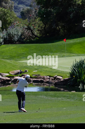 Carlsbad, Kalifornien, USA. 24. März 2016. Carlota Ciganda macht ihr Ansatz bis 8. grüne während der ersten Runde des Kia-Klassikers im Aviara Golfclub in Carlsbad, Kalifornien. Justin Cooper/CSM/Alamy Live-Nachrichten Stockfoto