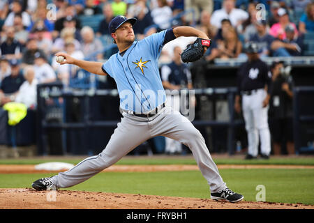 Tampa, Florida, USA. 24. März 2016. WILL VRAGOVIC | Times.Tampa Bay Strahlen Relief Pitcher Matt Andriese (35) wirft im ersten Inning des Spiels zwischen den Tampa Bay Rays und die New York Yankees in George M. Steinbrenner Field in Tampa, Florida auf Donnerstag, 24. März 2016. © Willen Vragovic/Tampa Bay Times / ZUMA Draht/Alamy Live News Stockfoto