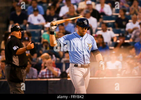 Tampa, Florida, USA. 24. März 2016. WILL VRAGOVIC | Times.Tampa Bay Strahlen dritte Baseman Evan Longoria (3) reagiert nach dem Auftreffen im fünften Inning des Spiels zwischen den Tampa Bay Rays und die New York Yankees in George M. Steinbrenner Field in Tampa, Florida am Donnerstag, 24. März 2016. © Willen Vragovic/Tampa Bay Times / ZUMA Draht/Alamy Live News Stockfoto