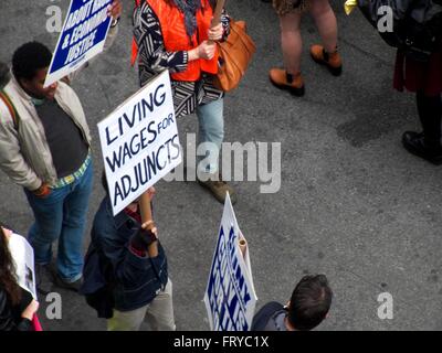New York, USA. 25. März 2016. Etwa 300 Menschen nahmen an eine Rallye und Protest, außerhalb Gouverneur Andrew Cuomos Büros bei 633 Third Avenue in New York City Credit: Mark Apollo/Alamy Live News Stockfoto