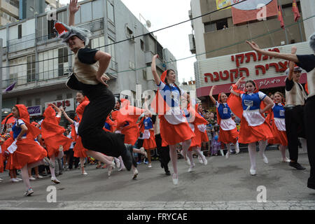 Holon, Israel. 24. März 2016. Die Studierenden führen am 14. Auflage der Adloyada.It ist die größte Veranstaltung der Purim in ganz Israel, eine Parade der zusammenbringt maskiert, Schulkinder, Clowns, Akrobaten, Puppen, Tänzer. © Laura Chiesa/Pacific Press/Alamy Live-Nachrichten Stockfoto