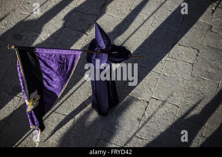 Zamora, Kastilien und Leon, Spanien. 24. März 2016. Eine vermummte Büßer aus der 'Santa Vera Cruz' Bruderschaft Flagge bei einer Gründonnerstag Prozession in Zamora Credit: Matthias Oesterle/ZUMA Draht/Alamy Live News Stockfoto