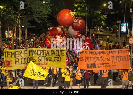 Sao Paulo, Brasilien, 24.03.2016. Protest organisiert von den sozialen Bewegungen in das Gesetz zur Verteidigung der Demokratie und gegen die Absetzung der Präsidentin Dilma Rousseff, Largo da Batata in Pinheiros Nachbarschaft verlassen und endete vor Gebäude Globo Netzfernsehen in Brooklyn, in der südlichen Sao Paulo SP Credit: Alf Ribeiro/Alamy Live News Stockfoto