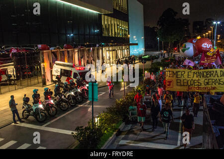 Sao Paulo, Brasilien, 24.03.2016. Protest organisiert von den sozialen Bewegungen in das Gesetz zur Verteidigung der Demokratie und gegen die Absetzung der Präsidentin Dilma Rousseff, Largo da Batata in Pinheiros Nachbarschaft verlassen und endete vor Gebäude Globo Netzfernsehen in Brooklyn, in der südlichen Sao Paulo SP Credit: Alf Ribeiro/Alamy Live News Stockfoto