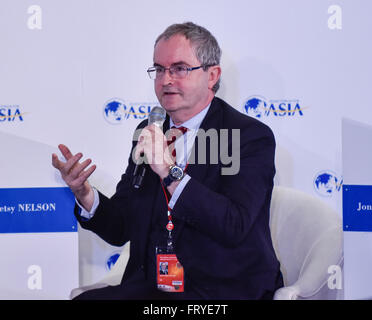 Boao, Chinas Provinz Hainan. 25. März 2016. Jonathan Taylor, Vizepräsident der Europäischen Investitionsbank, spricht am Mittagessen "Ein Gespräch mit multilateralen Finanzinstitut" während die Boao Forum für Asien jährliche Konferenz (BFA) in Boao, Süd-China Provinz Hainan, 25. März 2016. © Zhang Keren/Xinhua/Alamy Live-Nachrichten Stockfoto