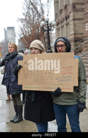 Toronto, Kanada. 24. März 2016. Hunderte marschierten zum Polizeipräsidium Donnerstag Abend, nur wenige Stunden nachdem Jian Ghomeshi nicht der sexuellen Nötigung drei Frauen für schuldig befunden wurde. Mindestens 300 Menschen, darunter Frauen und Männer, ging vom alten Rathaus Toronto Polizeipräsidium, verbinden mit einer Gruppe von Black lebt Angelegenheit Toronto Demonstranten. Gesänge der "glauben wir Überlebenden!" und "Unser Körper, unser Leben, wir werden nicht zum Opfer!" erfüllte die Luft. Bildnachweis: NISARGMEDIA/Alamy Live-Nachrichten Stockfoto