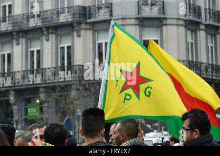 Brüssel, Belgien. 24. März 2016. Menschen drücken ihre Unterstützung und für die Opfer der Terroranschläge vom 22 März am Place De La Bourse am dritten Tag der nationalen Trauer am 24. März 2016 in Brüssel, Belgien-Credit: Skyfish/Alamy Live News Stockfoto