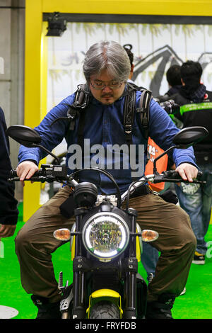 Tokio, Japan. 25. März 2016. Ein Mann sitzt auf einem Motorrad Ducati auf dem Display während der 43. Tokio Motorcycle Show in Tokyo Big Sight am 25. März 2016. Die Show ist Japans größte Motorradmesse und läuft bis zum 27. März. Bildnachweis: Rodrigo Reyes Marin/AFLO/Alamy Live-Nachrichten Stockfoto