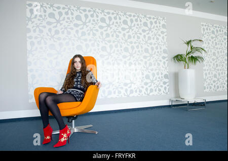 Berlin, Deutschland. 24. März 2016. Die Sängerin Birdy posiert vor einem Interview mit der deutschen Presseagentur (Dpa) in Berlin, Deutschland, 24. März 2016. Foto: INGA KJER/DPA/Alamy Live-Nachrichten Stockfoto