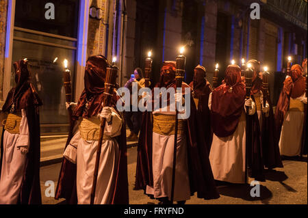 SANTANDER, SPANIEN. 24. März 2016 Teilnehmer in die nächtliche Prozession des Heiligen Christus des Friedens feierte am Abend des Gründonnerstags durch die Straßen von Santander Nazarener Credit: JOAQUÍN GÓMEZ SASTRE/Alamy Live News Stockfoto