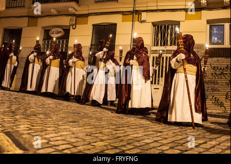 SANTANDER, Spanien. 24. März 2016 Heiligen Donnerstag Abend die beliebte Prozession des seligen Christus Frieden, Stille, die zu Fuß in den Straßen von Santander statt Kredit: JOAQUÍN GÓMEZ SASTRE/Alamy Live News Stockfoto