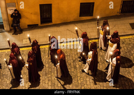 SANTANDER, SPANIEN. 24. März 2016 Nazarener der Bruderschaft des Heiligen Christus des Friedens durch die Straßen von Santander ihre Kerzen in der Nacht vom Gründonnerstag Credit: JOAQUÍN GÓMEZ SASTRE/Alamy Live News Stockfoto