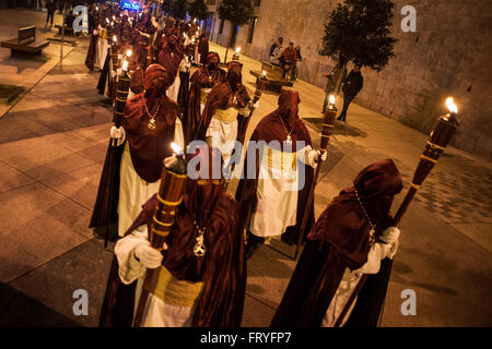 SANTANDER, SPANIEN. 24. März 2016 Nazarener der Bruderschaft des Heiligen Christus des Friedens durch die Straßen von Santander ihre Kerzen in der Nacht vom Gründonnerstag Credit: JOAQUÍN GÓMEZ SASTRE/Alamy Live News Stockfoto