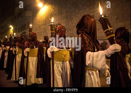 SANTANDER, SPANIEN. 24. März 2016 Teilnehmer an die Prozession des Heiligen Christus des Friedens feierte am Abend des Gründonnerstags in Santander Nazarener mit Kerzen beleuchten seine Route Credit: JOAQUÍN GÓMEZ SASTRE/Alamy Live News Stockfoto