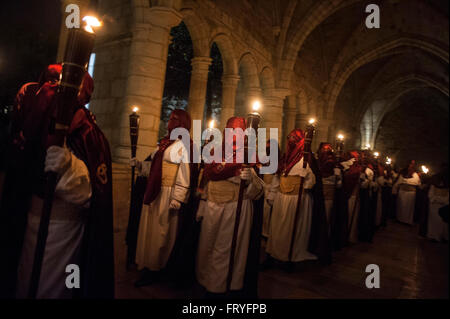 SANTANDER, SPANIEN. 24. März 2016 Teilnehmer an die Prozession des Heiligen Christus des Friedens feierte am Abend des Gründonnerstags in Santander Nazarener überqueren den Kreuzgang der Kathedrale Credit: JOAQUÍN GÓMEZ SASTRE/Alamy Live News Stockfoto