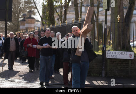 Brentwood, Essex, England. 25. März 2016. Oster-Spaziergang des Zeugnisses in Brentwood, Essex. Das Kreuz lässt Brentwood Kathedrale für die Wanderung für Zeuge Credit: Ian Davidson/Alamy Live News Stockfoto