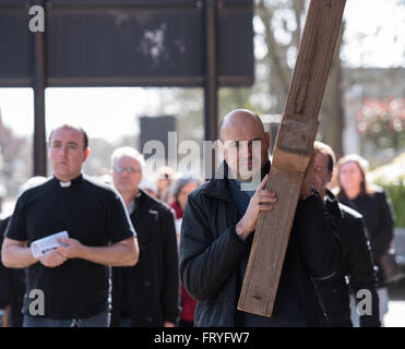 Brentwood, Essex, England. 25. März 2016. Oster-Spaziergang des Zeugnisses in Brentwood, Essex. Die Walf Zeuge Köpfe in Richtung Brentwood High Street Credit: Ian Davidson/Alamy Live News Stockfoto