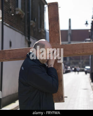 Oster-Spaziergang des Zeugnisses in Brentwood, Essex. Die Wanderung des Zeugnisses geht nach unten Brentwood High Street Stockfoto