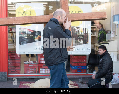 Brentwood, Essex, England. 25. März 2016. Oster-Spaziergang des Zeugnisses in Brentwood, Essex. Brentwood, Essex 26. März 2016; Das Walf Zeugnis geht durch Brentwood High Street Credit: Ian Davidson/Alamy Live News Stockfoto