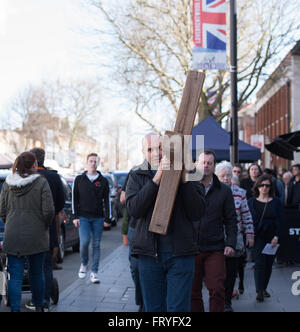 Brentwood, Essex, England. 25. März 2016. Oster-Spaziergang des Zeugnisses in Brentwood, Essex. Das Walf Zeugnis geht durch Brentwood High Street Credit: Ian Davidson/Alamy Live News Stockfoto