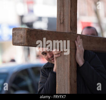 Brentwood, Essex, England. 25. März 2016. Oster-Spaziergang des Zeugnisses in Brentwood, Essex. Walf Zeugnis geht durch Brentwood hohen Stret Kredit: Ian Davidson/Alamy Live News Stockfoto