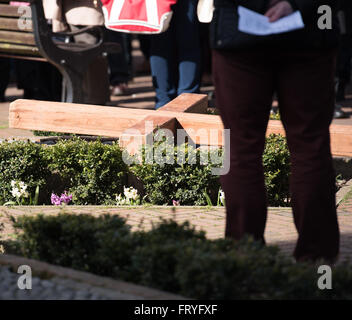 Brentwood, Essex, England. 25. März 2016. Oster-Spaziergang des Zeugnisses in Brentwood, Essex. Das Kreuz befindet sich auf dem Boden vor dem Gottesdienst Credit: Ian Davidson/Alamy Live News Stockfoto