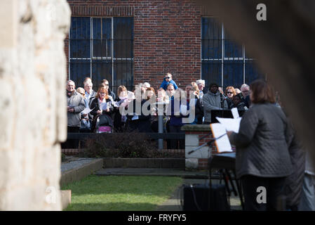 Brentwood, Essex, England. 25. März 2016. Oster-Spaziergang des Zeugnisses in Brentwood, Essex. Das Massen-warten auf den Dienst in der alten Kapelle Ruinen Credit: Ian Davidson/Alamy Live News Stockfoto