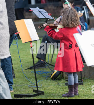 Brentwood, Essex, England. 25. März 2016. Oster-Spaziergang des Zeugnisses in Brentwood, Essex. Die Band spielt für den Walk of Witness Service Credit: Ian Davidson/Alamy Live News Stockfoto