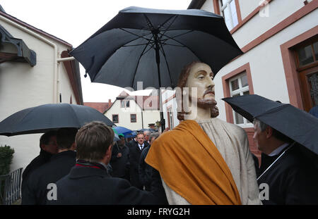 Lohr am Main, Deutschland, 25. März 2016. Mitglieder der verschiedenen Zünfte schützen eine Figur von Jesus mit einem Regenschirm vor dem Regen am Karfreitags-Prozession durch die Innenstadt von Lohr am Main, Deutschland, 25. März 2016. Dreizehn lebensgroße Figuren, welche die Passion Christi werden in die traditionelle Prozession durch die Stadt getragen. Bildnachweis: Dpa picture Alliance/Alamy Live News Stockfoto