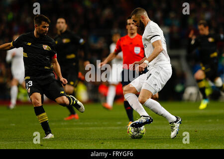 20.03.2016. Madrid, Spanien.  Karim Benzema (9) Real Madrid und Sevilla Beto (13). La Liga-match zwischen Real Madrid und FC Sevilla im Santiago Bernabeu Stadion in Madrid, Spanien, 20. März 2016. Stockfoto