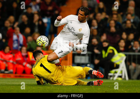 20.03.2016. Madrid, Spanien. Torhüter Sergio Rico (1) erspart Cristiano Ronaldo Dos Santos (7) Real Madrid Sevilla. La Liga-match zwischen Real Madrid und FC Sevilla im Santiago Bernabeu Stadion in Madrid, Spanien, 20. März 2016. Stockfoto
