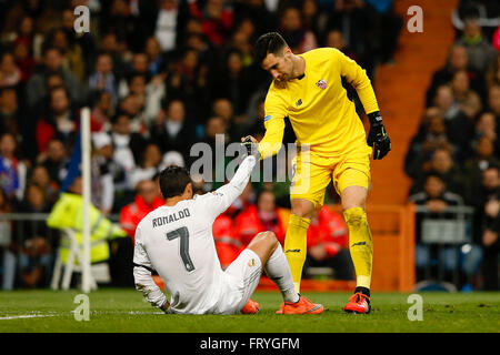 20.03.2016. Madrid, Spanien. Torhüter Sergio Rico (1) erspart Cristiano Ronaldo Dos Santos (7) Real Madrid Sevilla. La Liga-match zwischen Real Madrid und FC Sevilla im Santiago Bernabeu Stadion in Madrid, Spanien, 20. März 2016. Stockfoto