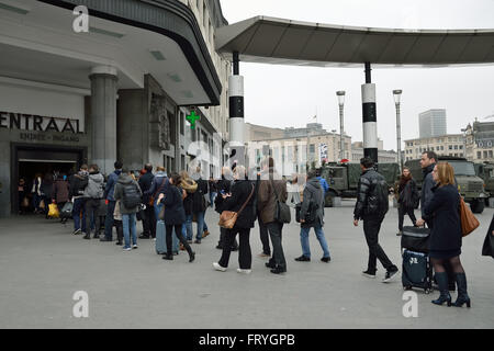 Brüssel, Belgien. 24. März 2016. Menschen warten auf dem Hauptbahnhof am 24. März 2016 in Brüssel, Belgien zu betreten. Jeder wird von Polizei und Militär auf Sicherheit geprüft. Stockfoto