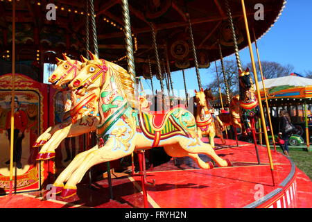Southend on Sea, Großbritannien. März 2016. Ein farbenfrohes Karussell mit aufwändig bemalten Pferden mit dekorativen Sätteln und Trensen vor festlicher Kulisse. Das Baldachin ist mit Lichtern und kunstvollen Mustern geschmückt, die den skurrilen Geist traditioneller britischer Vergnügungen einfangen. Carter's Steam Fair ist für die Osterferien in Southend. Die berühmte Vintage-Vergnügungsmesse mit einer Reihe wunderschön restaurierter Fahrgeschäfte. Quelle: Penelope Barritt/Alamy Live News Stockfoto