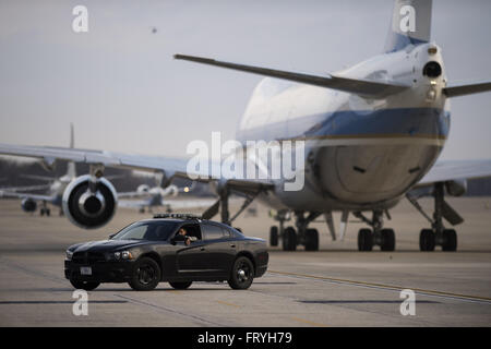 Gemeinsame Basis Andrews, Maryland, USA. 25. März 2016. Ein Offizier der Militärpolizei sitzt in seinem Auto auf dem Rollfeld nach Air Force One, mit US-Präsident Barack Obama an Bord, an der gemeinsamen Basis Andrews, Maryland, USA, 25. März 2016 angekommen. Präsident Obama zurückgegeben, auf die über Nachtflug von seiner Reise nach Kuba und Argentina.Credit: Shawn Thew/Pool über CNP Credit: Shawn Thew/CNP/ZUMA Draht/Alamy Live News Stockfoto