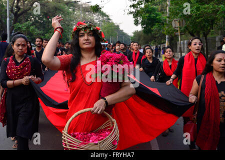 Bangladesch. 25. März 2016. Prachyanat School of Acting und Design wird eine Prozession Lal Jatra, herausnehmen, die dunkle Nacht des 25. März 1971 zu beobachten. Die Wanderung startet von Chhobir Haat, Swadhinata Stambha (Glass Tower of Independence Monument) zu ihrer Reise auf dem roten in Dhaka, 25 März 2016.On dieses schwarze Nacht in der Nationl Geschichte erinnern, der pakistanische Militärmachthaber startete Betrieb Searchlight '''' töten einige tausend Menschen in dieser Nacht Razzien allein. Als Teil der Operation Panzer rollten aus Dhaka Cantonment und eine schlafende Stadt wachte auf und das Rasseln der Schüsse als Stockfoto