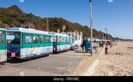 Ein Land Zug an der Promenade entlang West Beach, Bournemouth, Dorset, England, Großbritannien Stockfoto