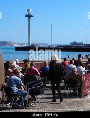 Weymouth beach, Dorset, UK. 25th March, 2016. UK Weather: Good Friday busy beach cafe at Weymouth, Dorset on what it likely to be the best and most sunny day of the Bank Holiday.     Credit:  Dorset Media Service/Alamy Live News Stockfoto
