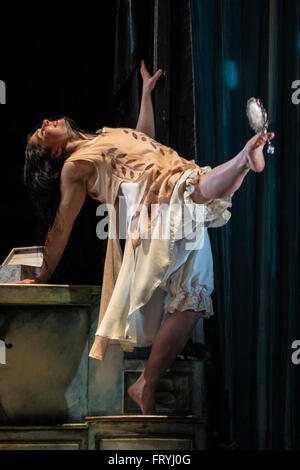 London, UK. 25. März 2016. BalletLORENT präsentieren Schneewittchen am Sadler es Wells Theatre. Bildnachweis: Danilo Moroni/Alamy Live-Nachrichten Stockfoto