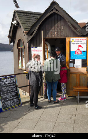 Lake Windermere Cumbria 25. März 2016. Großbritannien Wetter sonnige Nachmittag Rudern Boote auf Bowness Bay Front - Eleritc Motorboote zu mieten sind beliebte Credit: Gordon Shoosmith/Alamy Live News Stockfoto