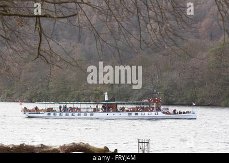 Lake Windermere Cumbria 25. März 2016. Großbritannien Wetter sonnige Nachmittag die Passagierin Staemer The Tern (erbaut 1891) Credit: Gordon Shoosmith/Alamy Live News Stockfoto