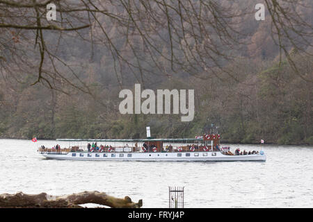 Lake Windermere Cumbria 25. März 2016. Großbritannien Wetter sonnige Nachmittag-die Passagierdampfer der Seeschwalbe (erbaut 1891) Credit: Gordon Shoosmith/Alamy Live News Stockfoto